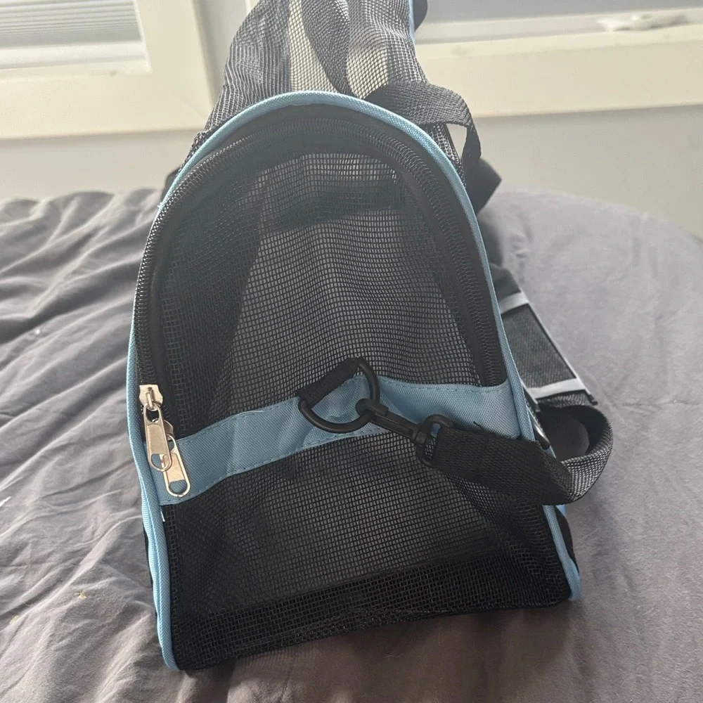 Small pet carrier (up to 10 pounds)